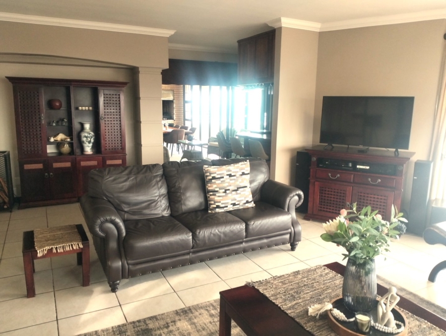 To Let 4 Bedroom Property for Rent in Outeniqua Strand Western Cape